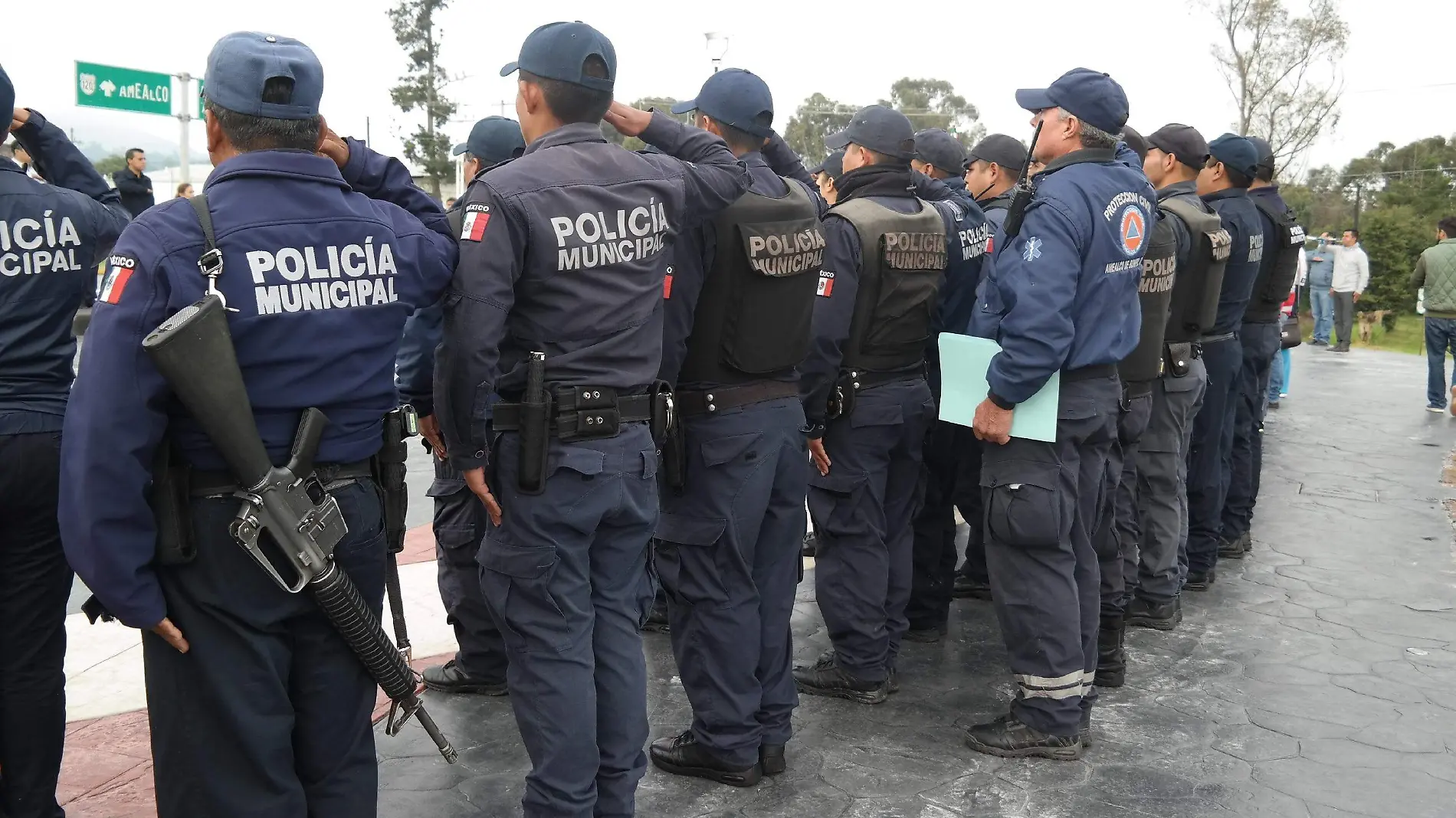 La corporación de Amealco está al vigente en cuanto a los permisos de portación de armas de sus elementos, añadió el titular de la Policía. - copia